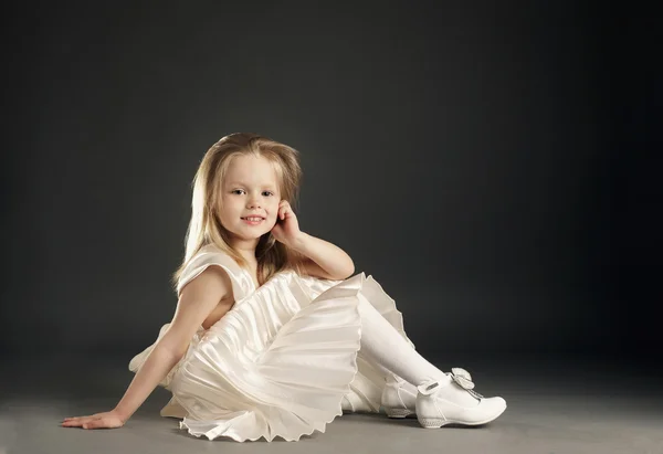 Pequena menina bonita loira — Fotografia de Stock