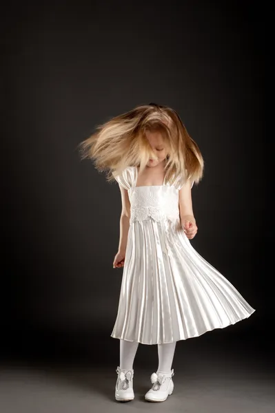 Kleines schönes Mädchen tanzt — Stockfoto