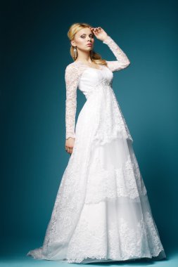 Gelinlik mavi zemin üzerine güzel bir kız