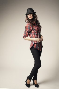 güzel esmer kız klasik şapka ile