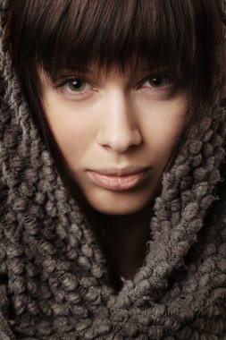 een venster met luiken