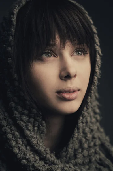 Mooi meisje met gebreide sjaal — Stockfoto