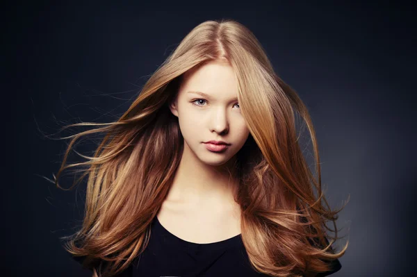 Portrét krásné dospívající dívka — Stock fotografie