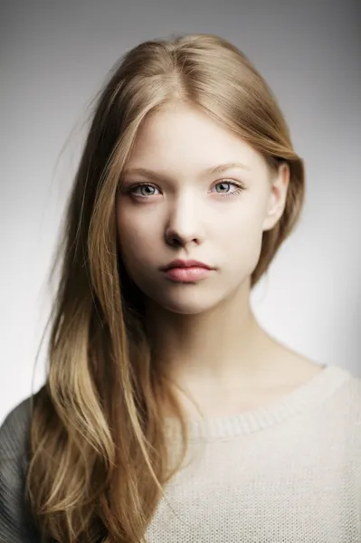 Portrét krásné dospívající dívka — Stock fotografie