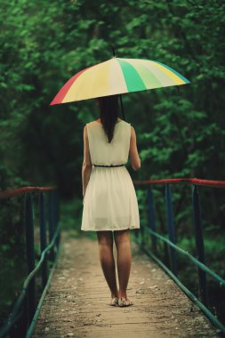 renkli şemsiye ile güzel kız