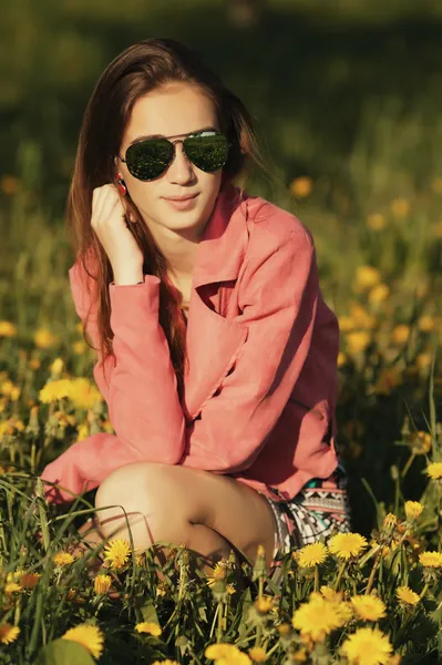 Beautiful young girl with sunglasses — Stock Photo, Image