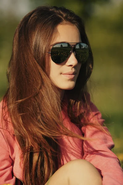 Beautiful young girl with sunglasses — Stock Photo, Image