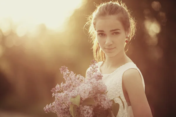 Girl with bouquet of lilac — Stok fotoğraf