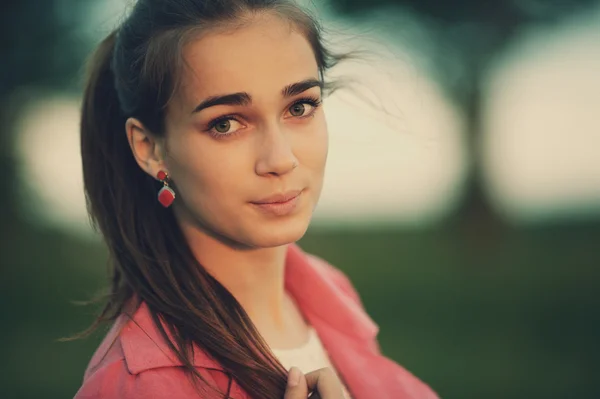 Joven hermosa chica retrato — Foto de Stock