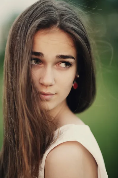 Young beautiful girl portrait — Stock Photo, Image