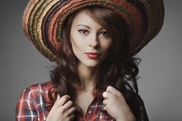 Krásná dívka s portrétem sombrero — Stock fotografie