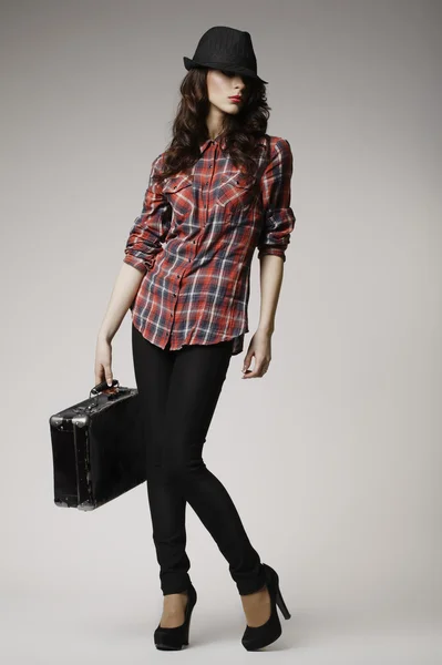 Vacker brunett med svart resväska — Stockfoto
