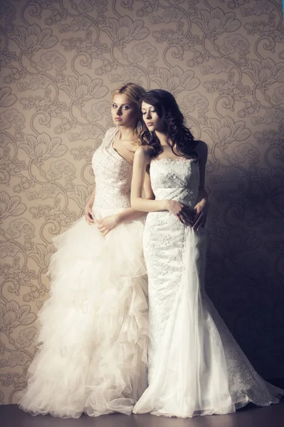 Blonde and brunette bride — Stock Photo, Image
