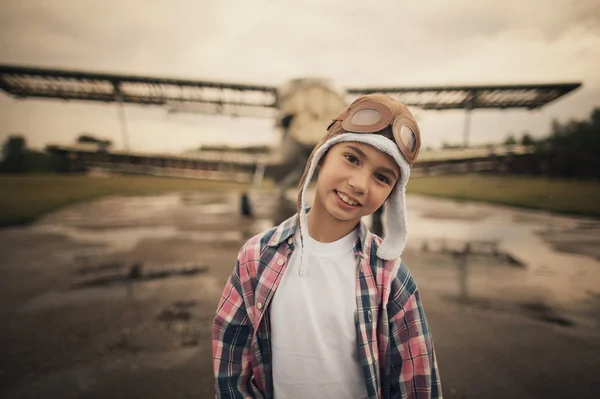 Mutlu çocuk pilot olmayı hayal — Stok fotoğraf