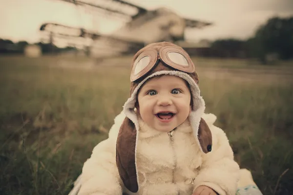 Pequeño bebé soñando con ser piloto — Foto de Stock