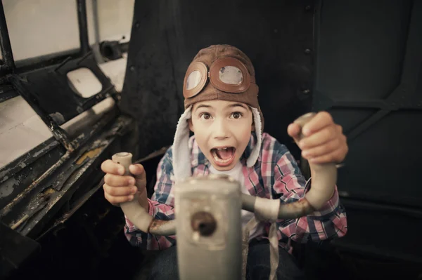 Niño feliz soñando con ser piloto — Foto de Stock