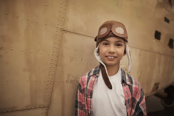 Счастливый мальчик, мечтающий стать пилотом — стоковое фото