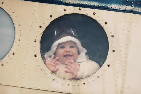 Pequeno bebê sonhando em ser piloto — Fotografia de Stock