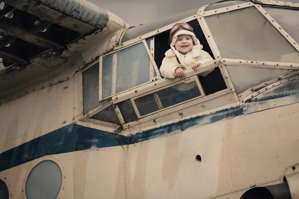 Малыш мечтает стать пилотом — стоковое фото