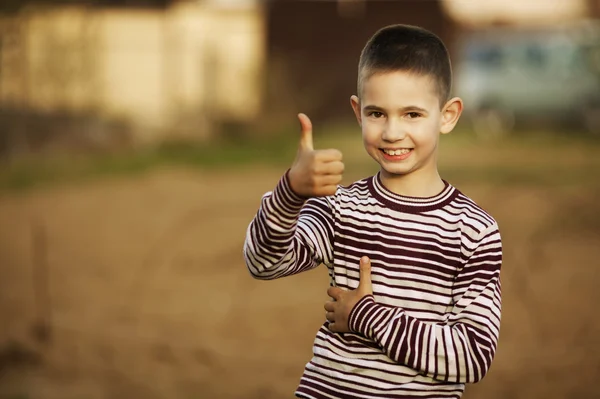 Pequeño chico muestra pulgares hacia arriba —  Fotos de Stock