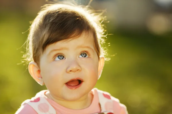 Bahçede çimlerin üzerine oturan bebek — Stok fotoğraf