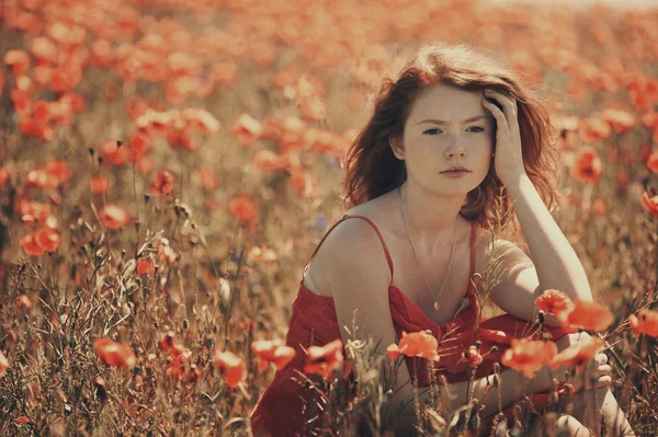年轻漂亮的女孩在罂粟的领域 — 图库照片