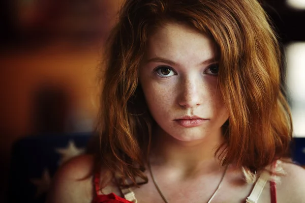 Bir kafede dinlendirici güzel kızıl saçlı kadın — Stok fotoğraf