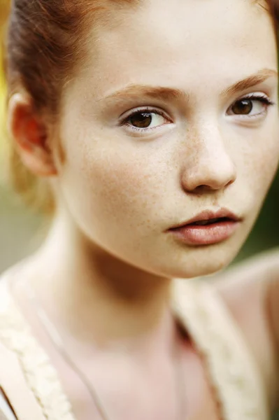 Retrato de una hermosa chica — Foto de Stock