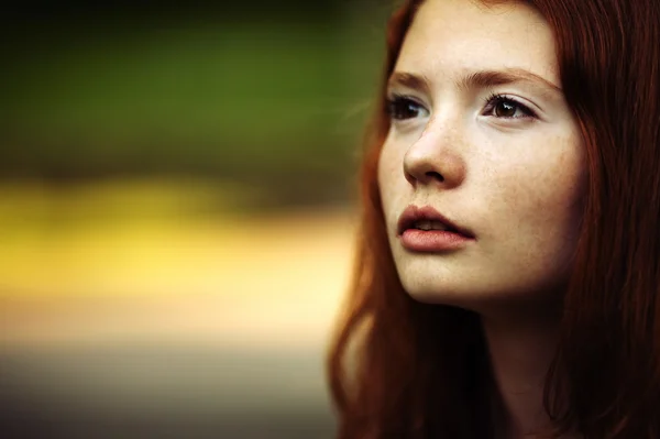 Retrato de una hermosa chica — Foto de Stock