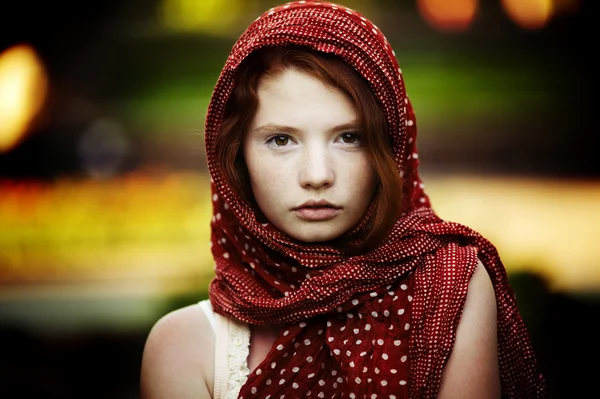 Jeune femme tranquille portrait en plein air — Photo