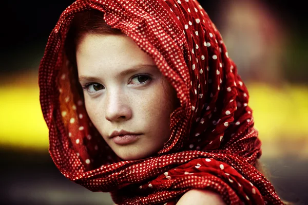 Jeune femme tranquille portrait en plein air — Photo