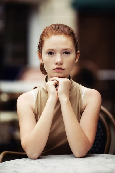 美しい女の子がカフェのテーブルで待っています。 — ストック写真