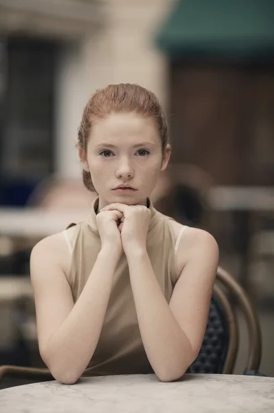 Hermosa chica esperando en la mesa en la cafetería — Foto de Stock