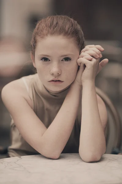 Menina bonita esperando à mesa no café — Fotografia de Stock
