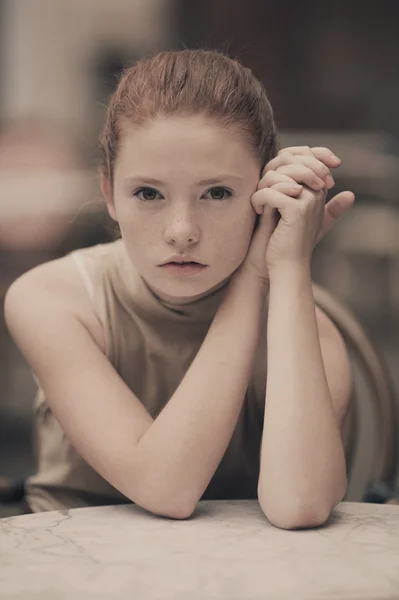 Beautiful girl waiting at table in cafe — Stock Photo, Image