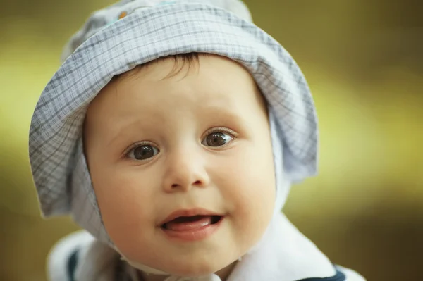 Μικρό πορτρέτο ευτυχισμένο αγόρι — Φωτογραφία Αρχείου