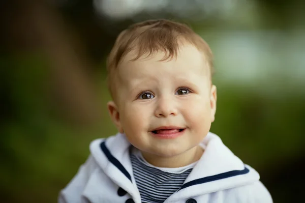 Маленький счастливый портрет мальчика — стоковое фото