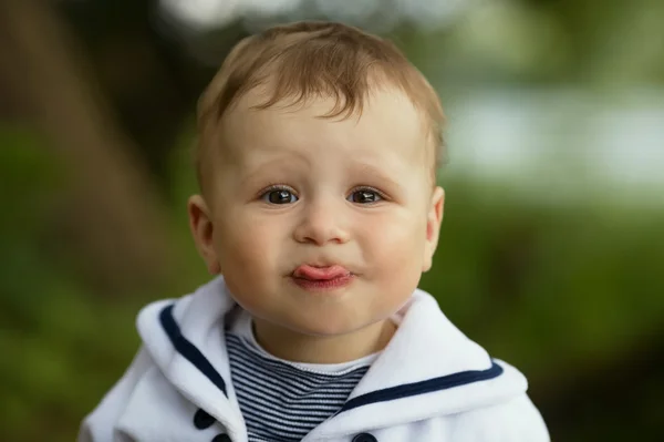 Şirin bebek dili gösterir. — Stok fotoğraf