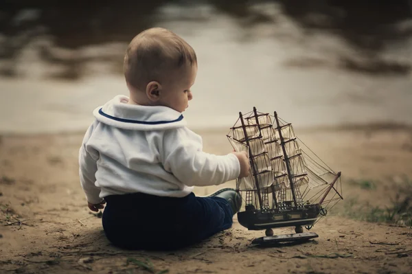 Маленький смішний хлопчик з кораблем — стокове фото