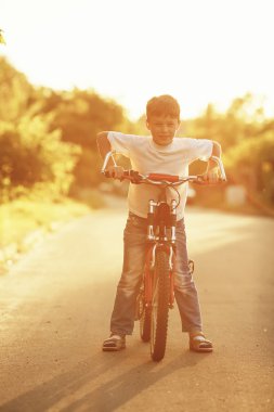 günbatımı bisiklet küçük çocuk