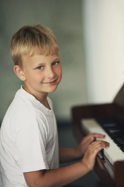 Menino toca piano — Fotografia de Stock