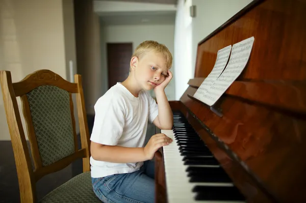 Mały chłopiec gra na pianinie — Zdjęcie stockowe