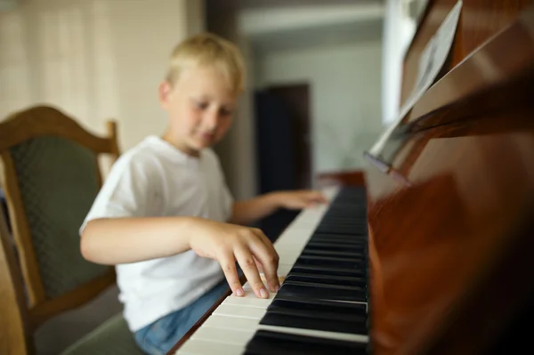 Little boy plays piano — Stock Photo, Image