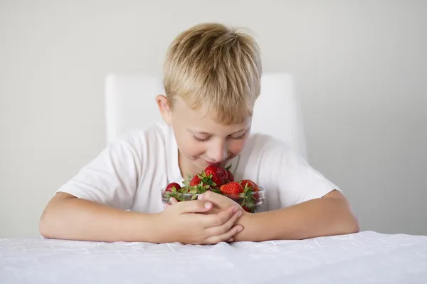 Boy with strawberries — Stock Photo, Image