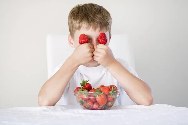 Menino com morangos — Fotografia de Stock