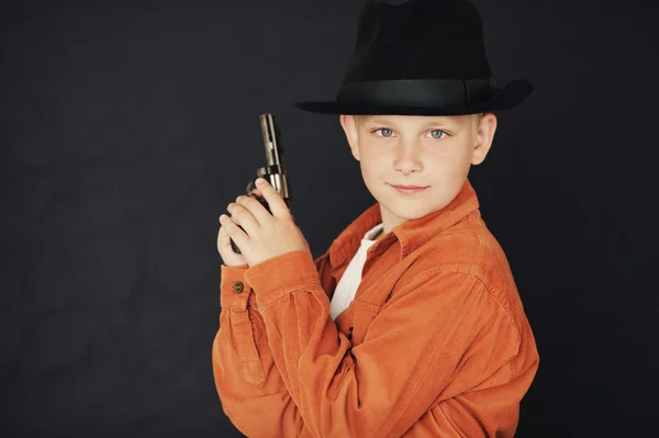 Fiú fekete kalap és a pisztoly — Stock Fotó