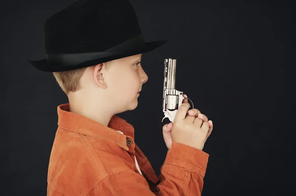 Boy with black hat and gun — Stock Photo, Image