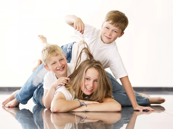 Youngl girl with brothers — Stock Photo, Image