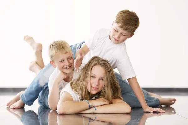 Youngl girl with brothers — Stock Photo, Image