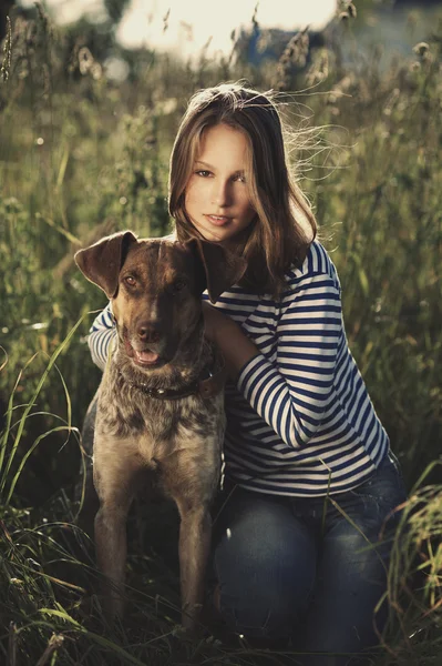 Όμορφη κοπέλα με σκύλο — Φωτογραφία Αρχείου